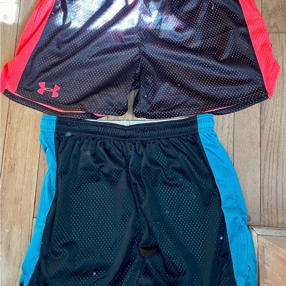 Under Armour Women’s loose athletic shorts.  Like new.  Size large.